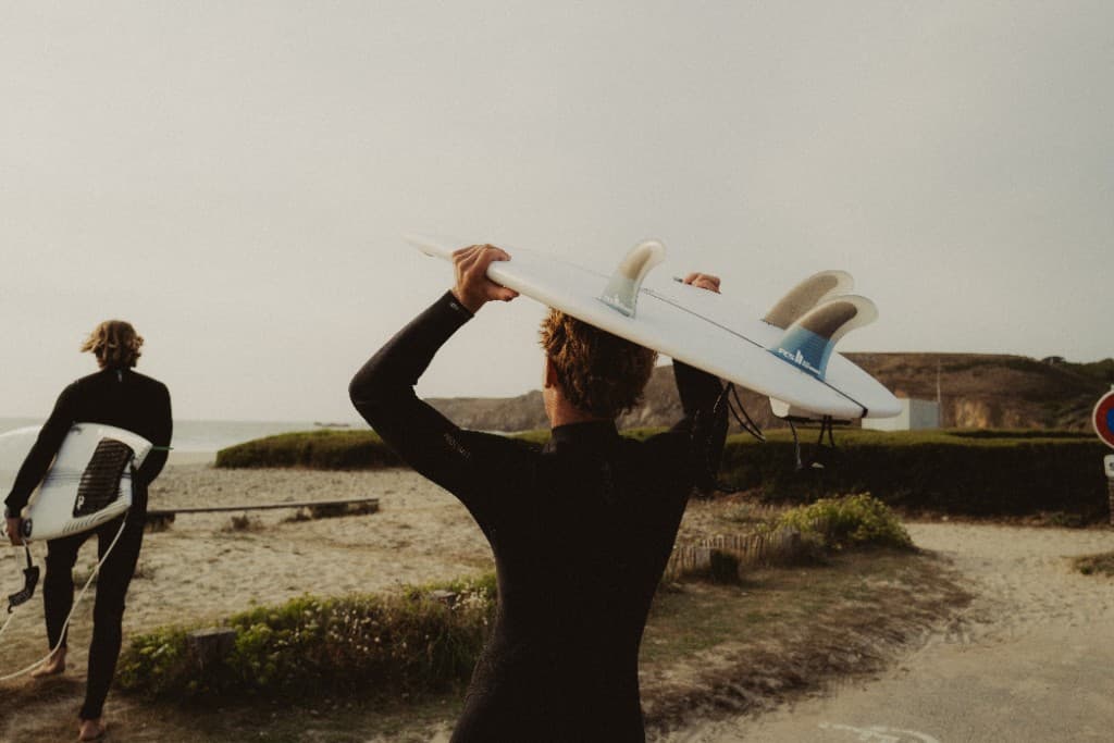 Surfeurs se rendant à la plage