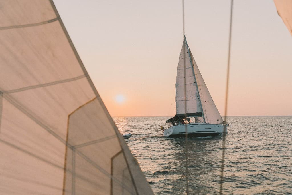 Voilier au coucher du soleil