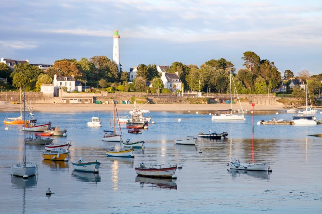 Port avec phare et bateaux au mouillage